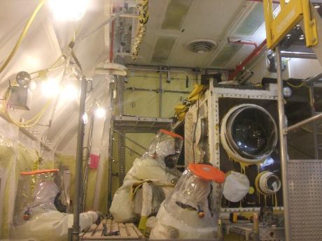 Hanford_glove_box_cutting_(DOE-RL)-460